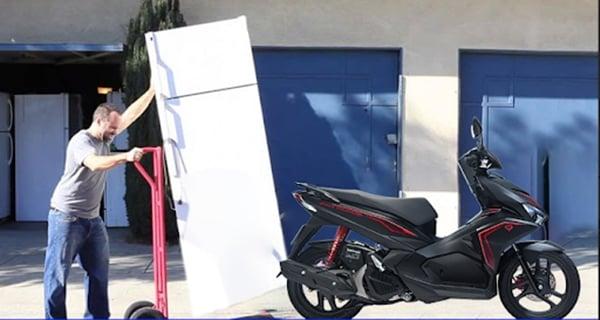 Chở tủ lạnh bằng xe máy như thế nào để đảm bảo an toàn?