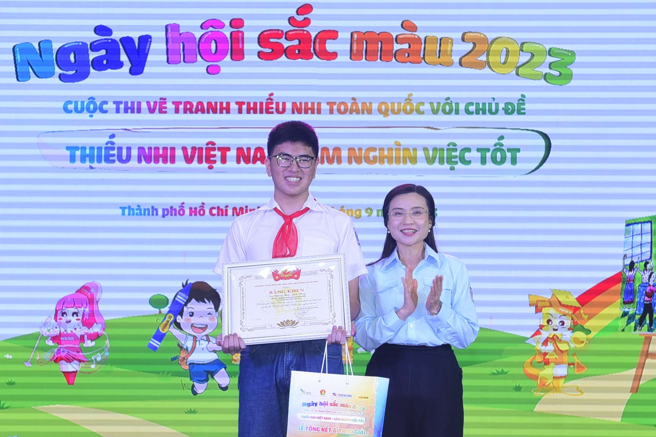 Nam sinh ở Phú Thọ đoạt giải Đặc biệt cuộc thi vẽ tranh nghìn việc tốt - 1