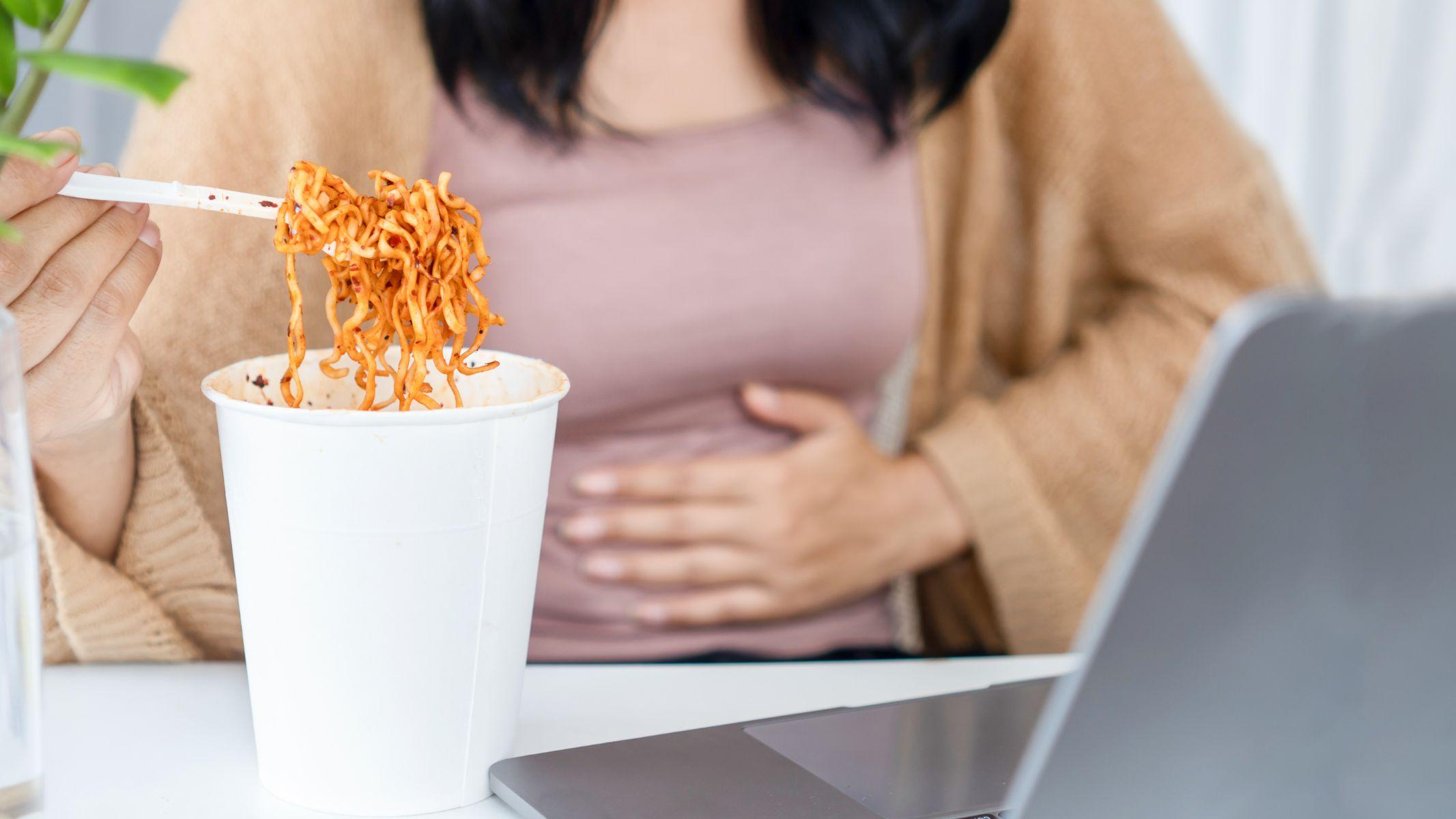 Cho con bú ăn mì cay được không? Những lưu ý mẹ cần biết 1