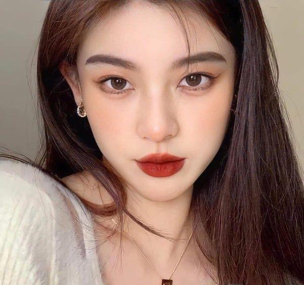 Đôi môi nổi bật, quyến rũ với màu son Black Rouge A12