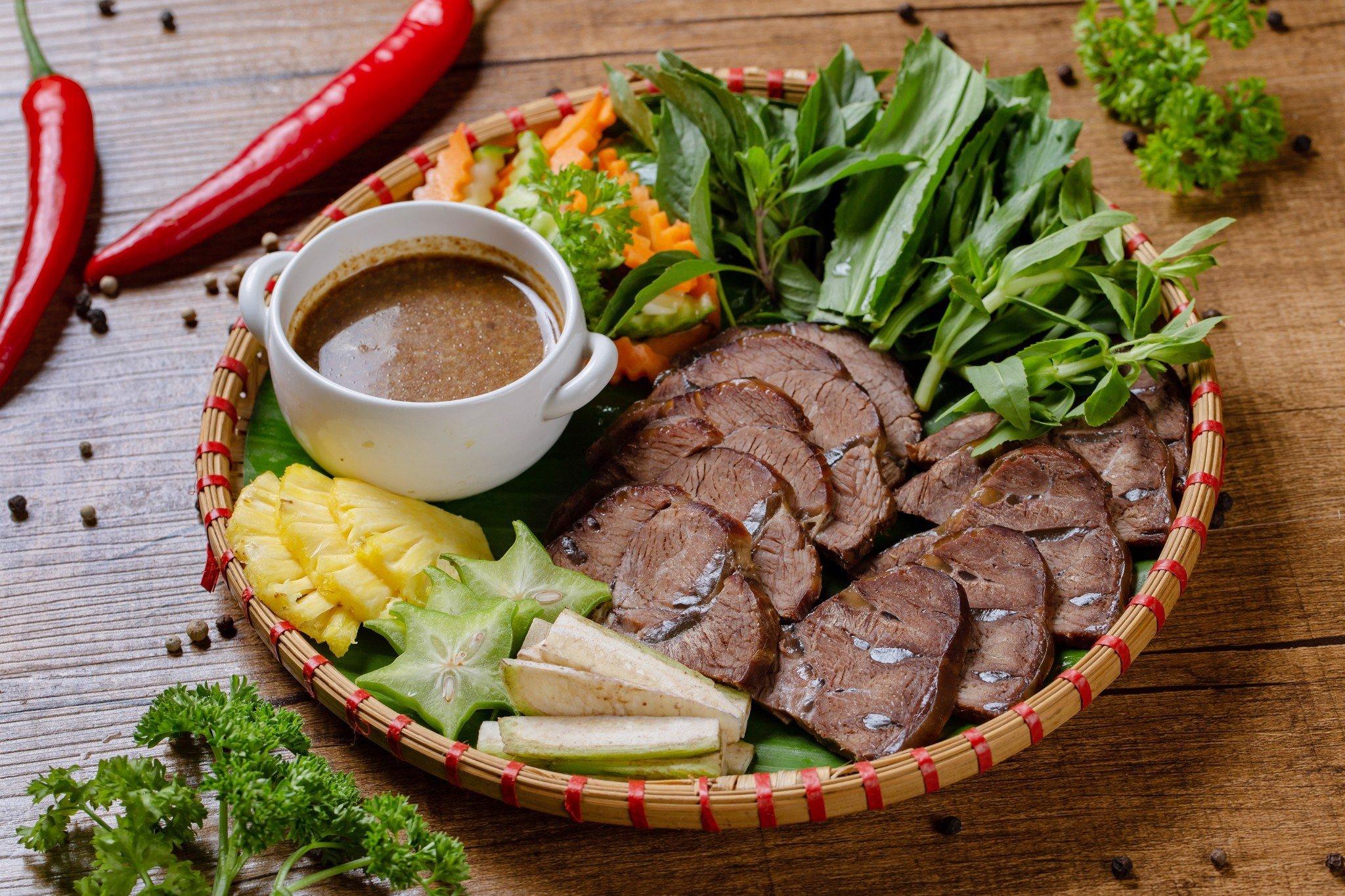 Nạm bò luộc cuốn chấm mắm nêm đón hè . - OsiFood