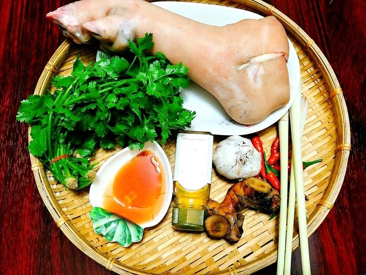 Nguyên liệu nấu món chân giò giả cầy. (Ảnh: B.L)