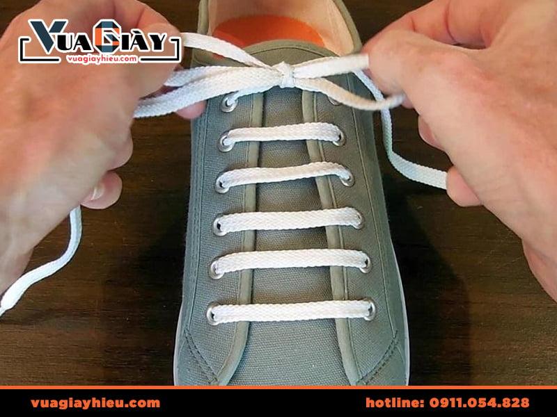 Buộc dây giày LV Trainer đúng cách