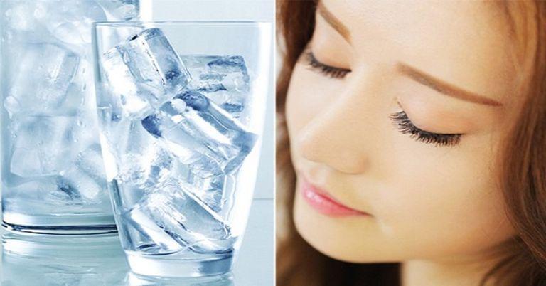 cách giảm sưng mắt bằng đá lạnh