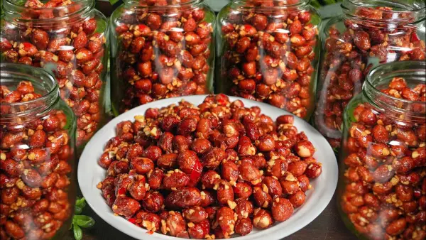 Hạt điều rang tỏi ớt trong đĩa và lọ thủy tinh.