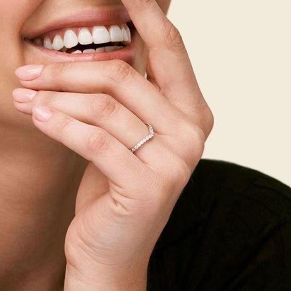 Đeo nhẫn ngón áp út tay trái nữ