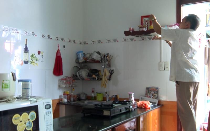Bạn nên dọn dẹp bàn thờ ông táo sau khi dâng cúng xong