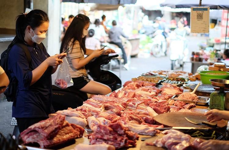 Chợ vắng, tiểu thương bán thịt buổi làm buổi nghỉ vì ế.