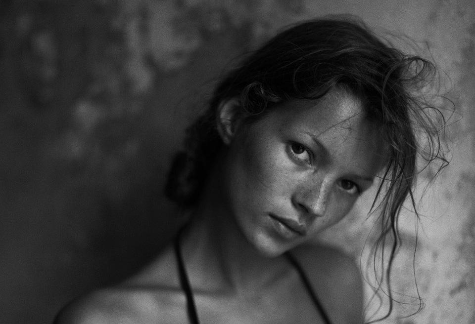 27 năm trước, nhiếp ảnh gia Mario Sorrenti gặp người mẫu Kate Moss khi cả hai đều còn là những thanh niên tuổi “teen”, hai người nhanh chóng trở thành một đôi.