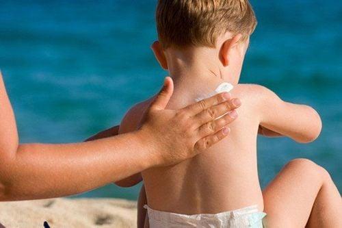 Trẻ từ 1 tuổi trở lên có thể được dùng kem chống nắng khi ra ngoài