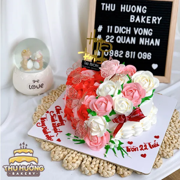 Bánh Sinh Nhật Hình Trái Tim Trang Trí Hoa Kem