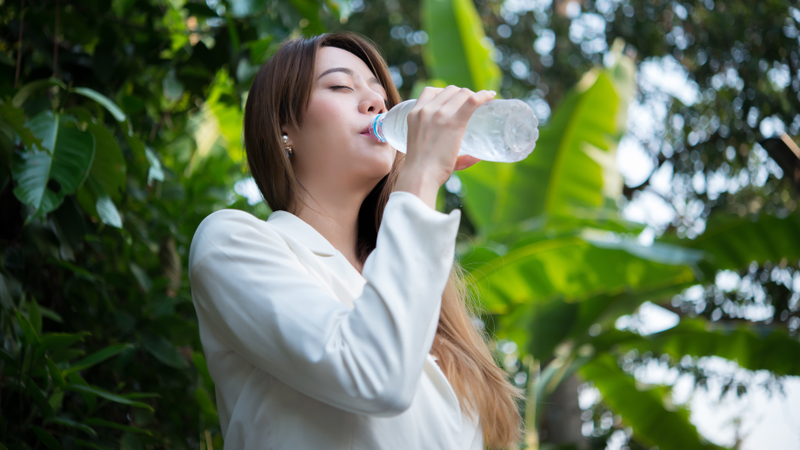Mẹ uống nước lạnh cho con bú có sao không? 1
