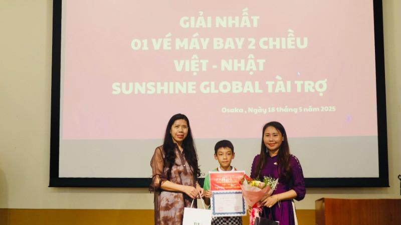 Giải nhất Cuộc thi vẽ tranh được trao cho em Ngô Khắc Bảo (9 tuổi).