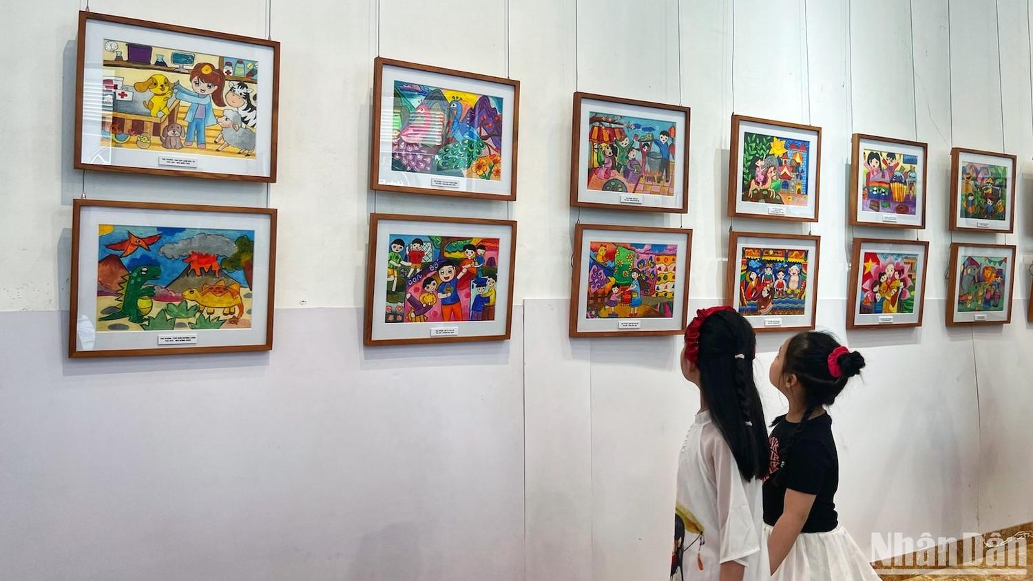 Với góc nhìn trẻ thơ, dễ thấy đề tài gia đình, bè bạn, thiên nhiên, các trải nghiệm văn hóa và du lịch... được nhiều em lựa chọn.