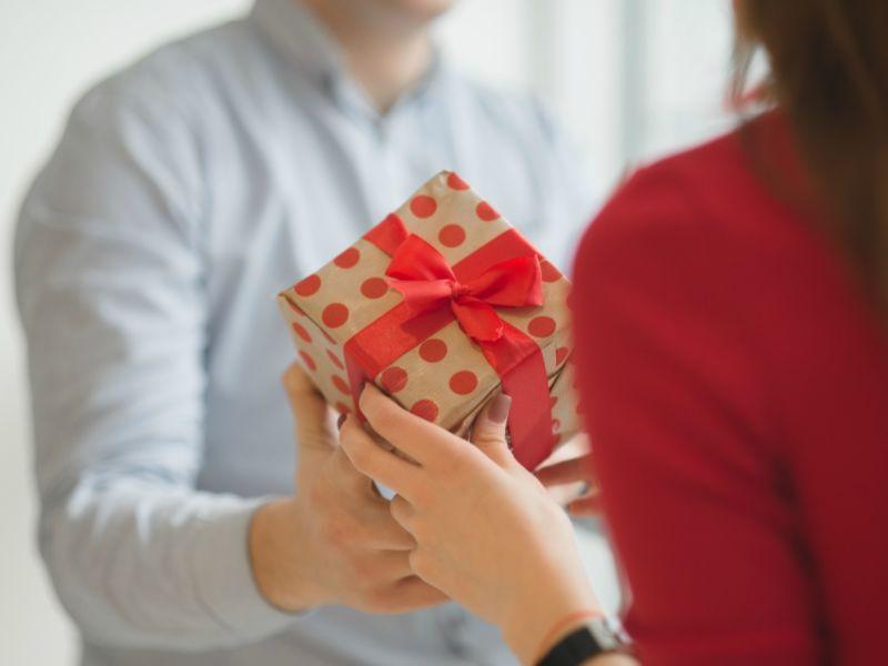 Cách chọn quà cho người yêu ngày 8/3 (Nguồn: sweetyhigh.com)