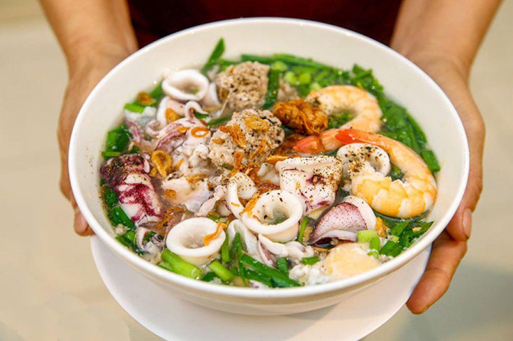 Hủ tiếu mực là một món ăn quen thuộc và được yêu thích tại Sài Gòn