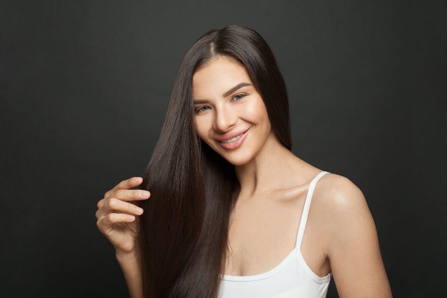 Kiểu tóc thẳng dài, để xõa tự nhiên mang đến vẻ đẹp ngọt ngào, tự nhiên.