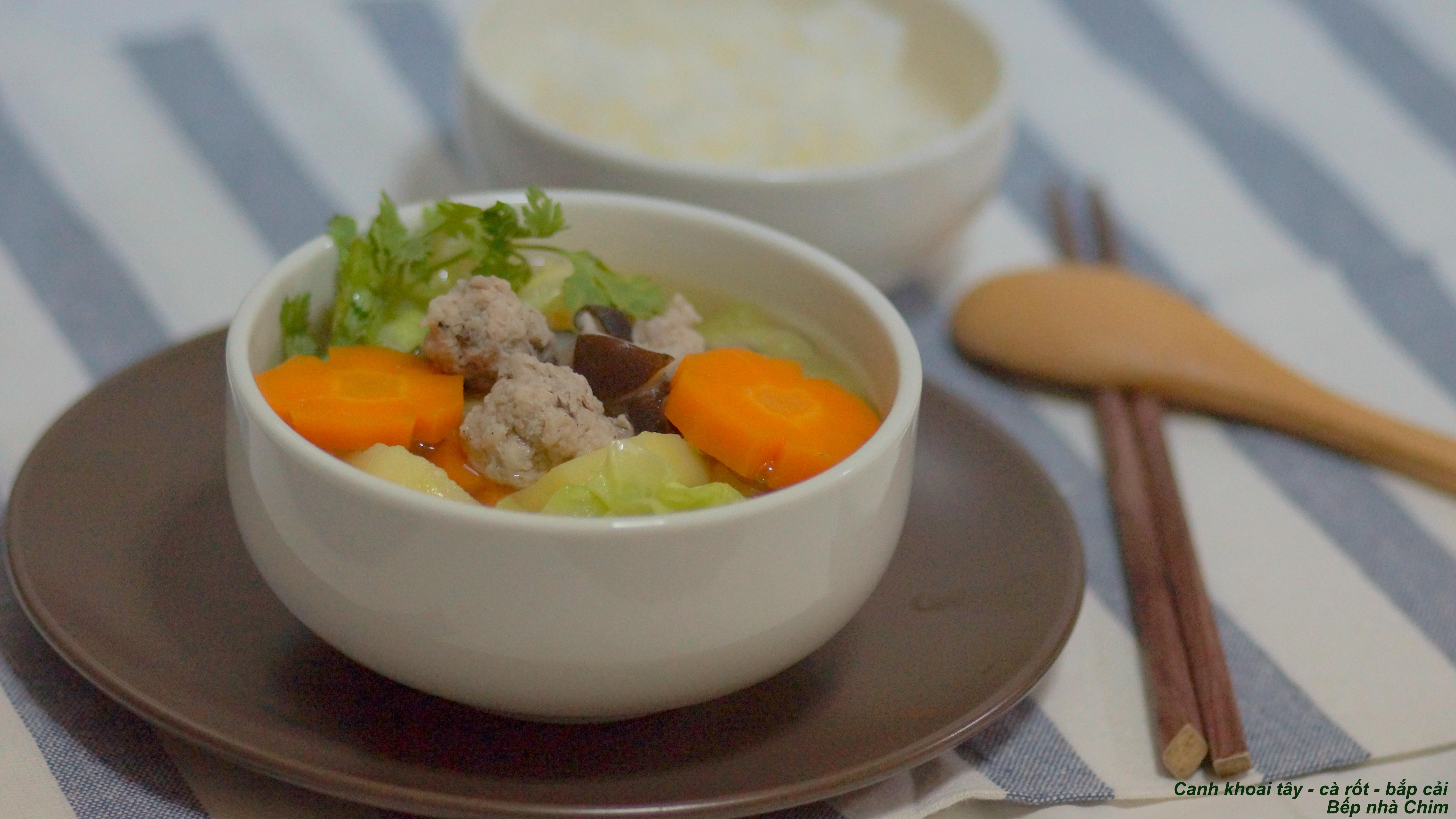 Canh khoai tây - cà rốt - bắp cải