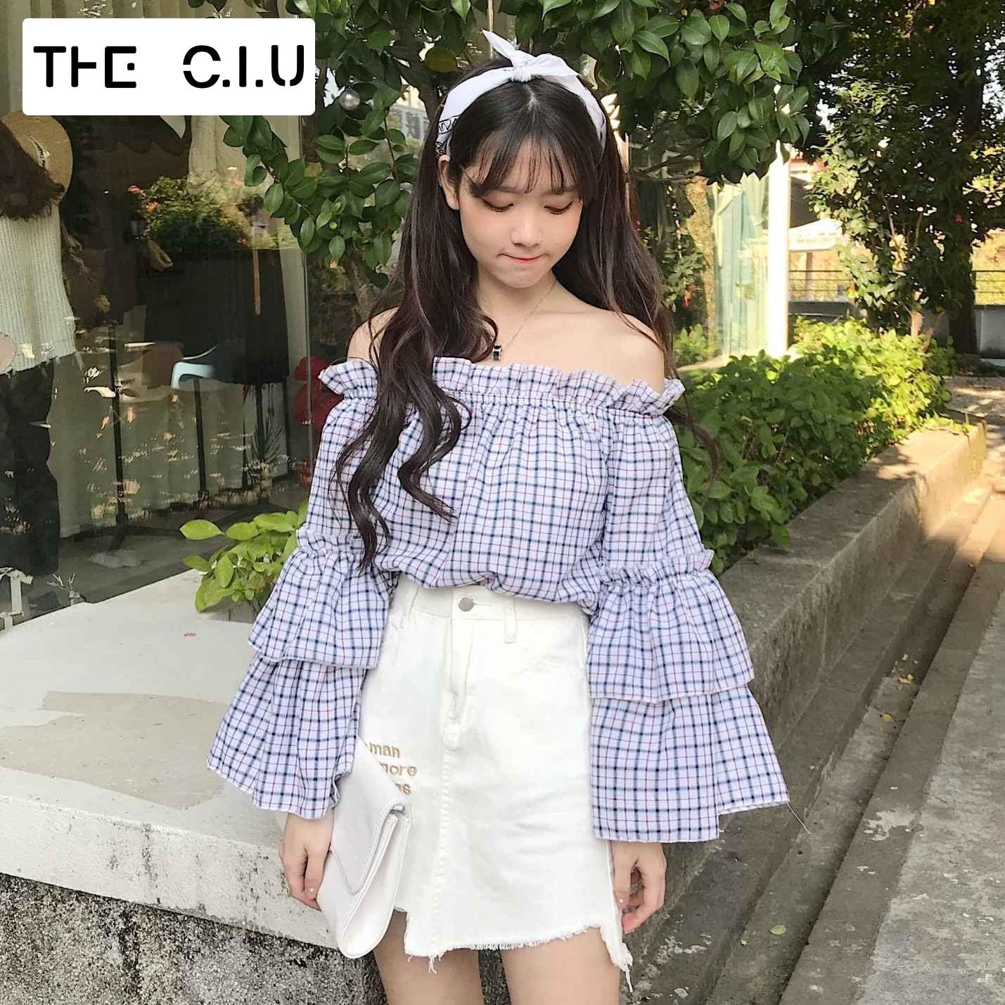 Chân váy kết hợp cùng áo trễ vai nữ tính