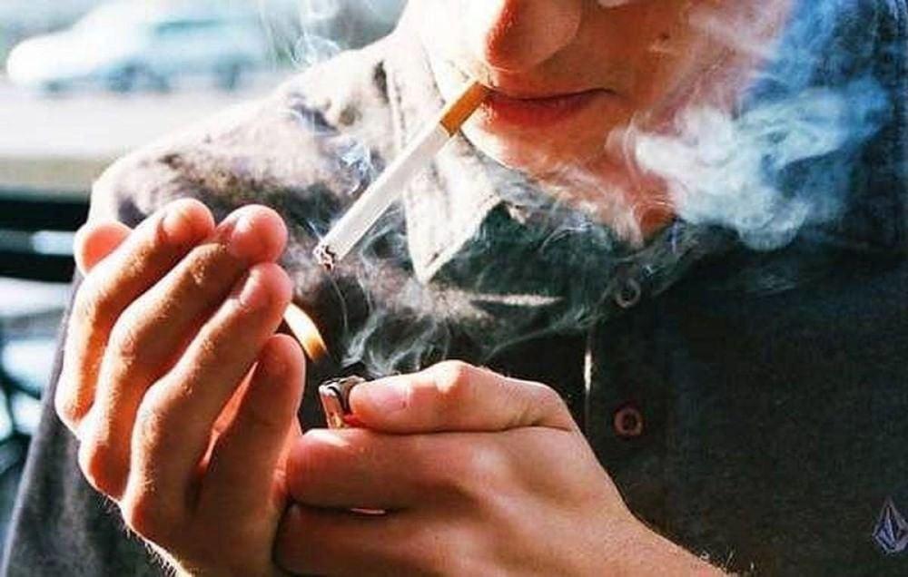 Hút thuốc lá là nguyên nhân khiến ho khan kéo dài uống thuốc không khỏi