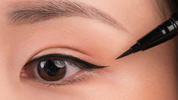 Eyeliner hay còn gọi là bút kẻ mắt
