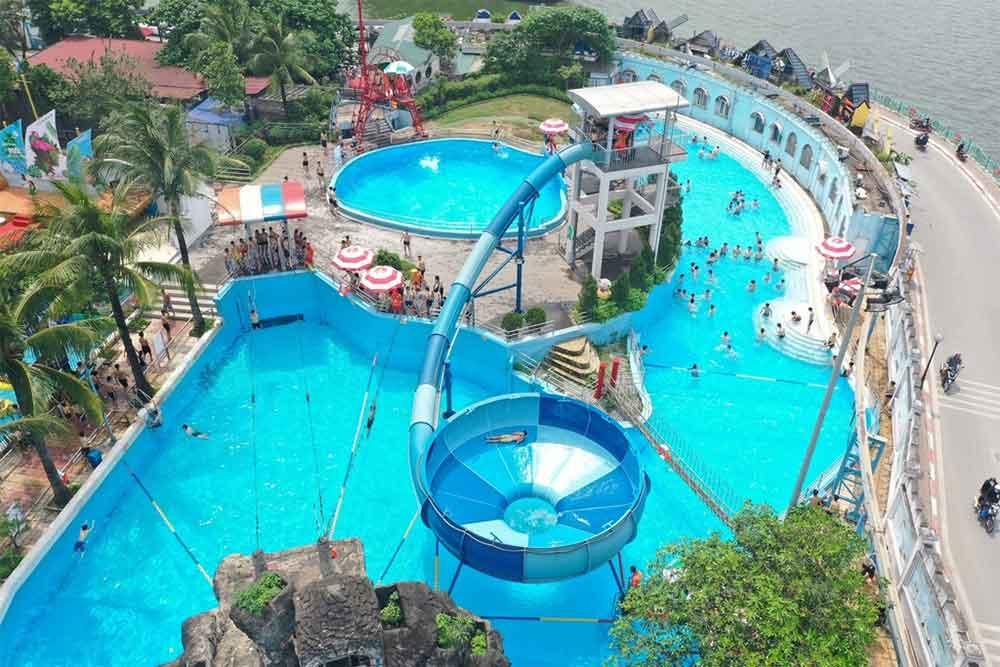 Công viên nước hồ Tây với vô số trò chơi với nước