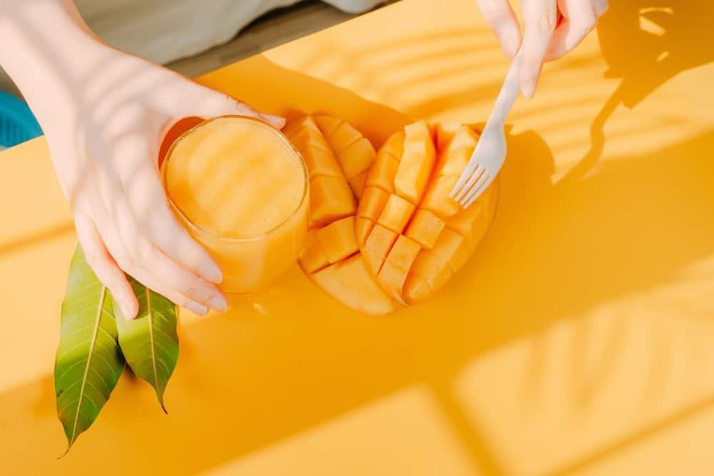 Mùa hè ăn xoài có nóng không? Có gây nổi mụn như nhiều người nghĩ không?