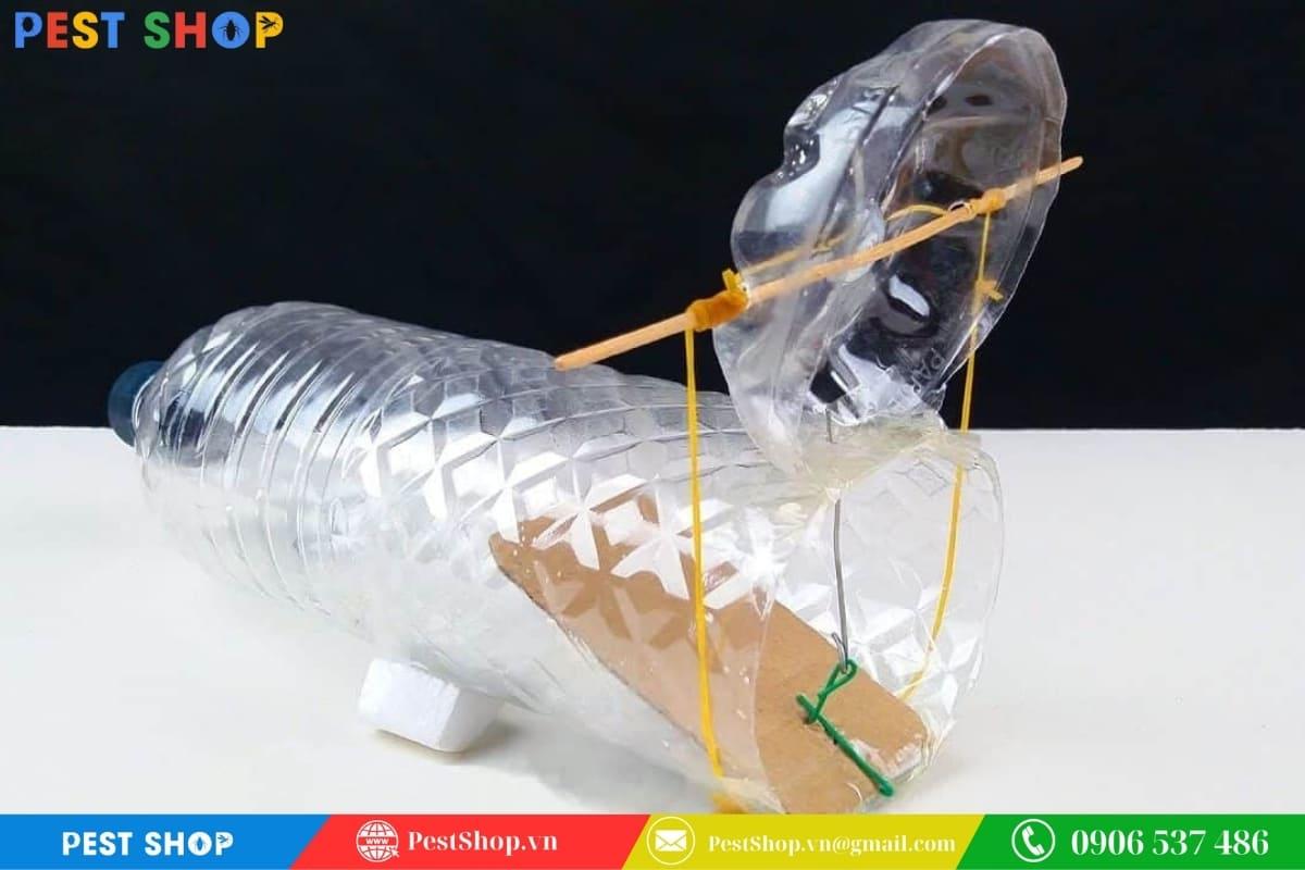 Bẫy chuột từ những chai nhựa đã qua sử dụng